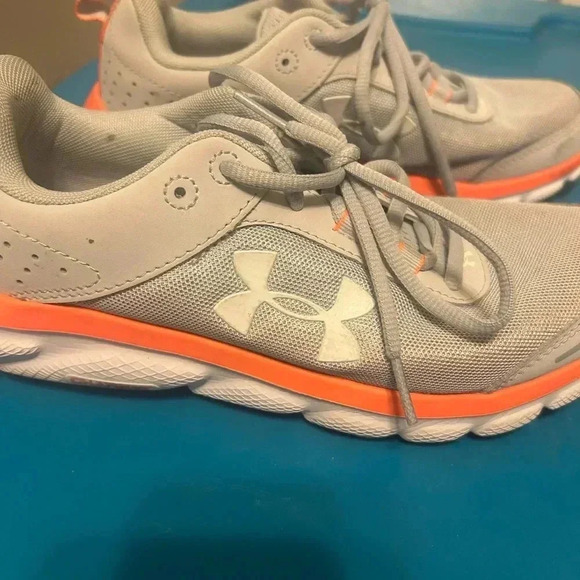 Like new under armour charger tennis shoes size 8. - Picture 2 of 6